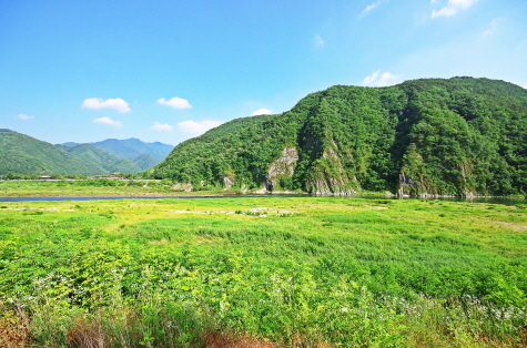 영춘생활체육공원 부근에서 촬영한 남한강. 사진 왼쪽에 온달오픈세트장이 보인다.
